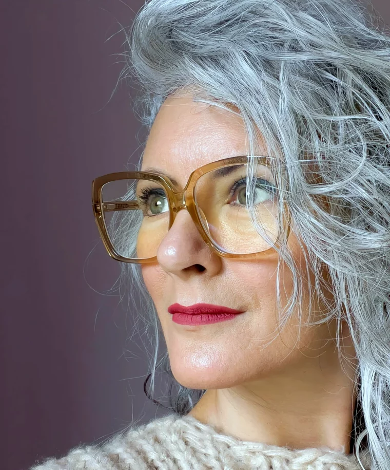 astuces coiffure pour femme avec des lunettes et cheveuc gris