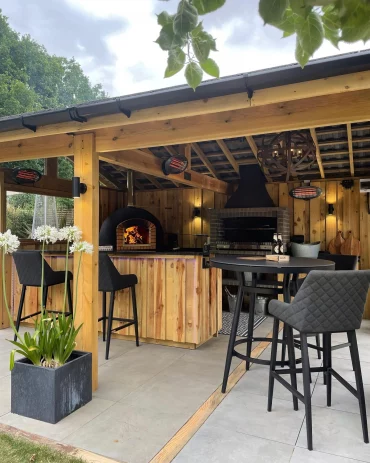 bar exterieur en bois couvert meubles noir mat chaises barbecue