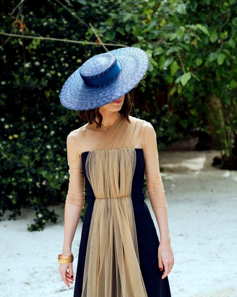 chapeau moderne pour une robe de cermeonie femme tendance 2024
