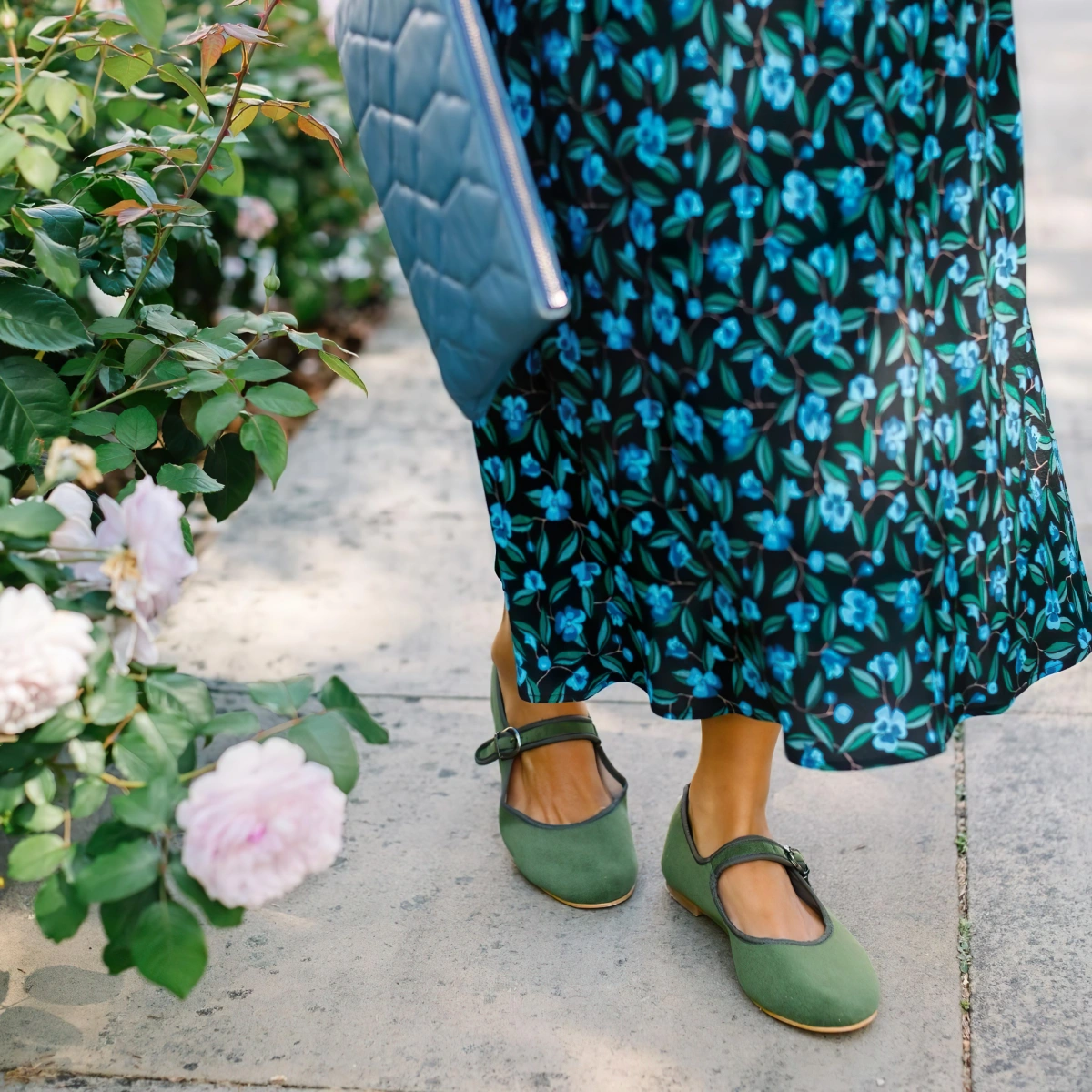 chaussures mary janes velours couleur vert jupe noire motifs fleuris bleu et vert