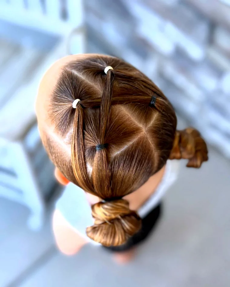 coiffure avec petits chignons tres grafique fille de 5 ans