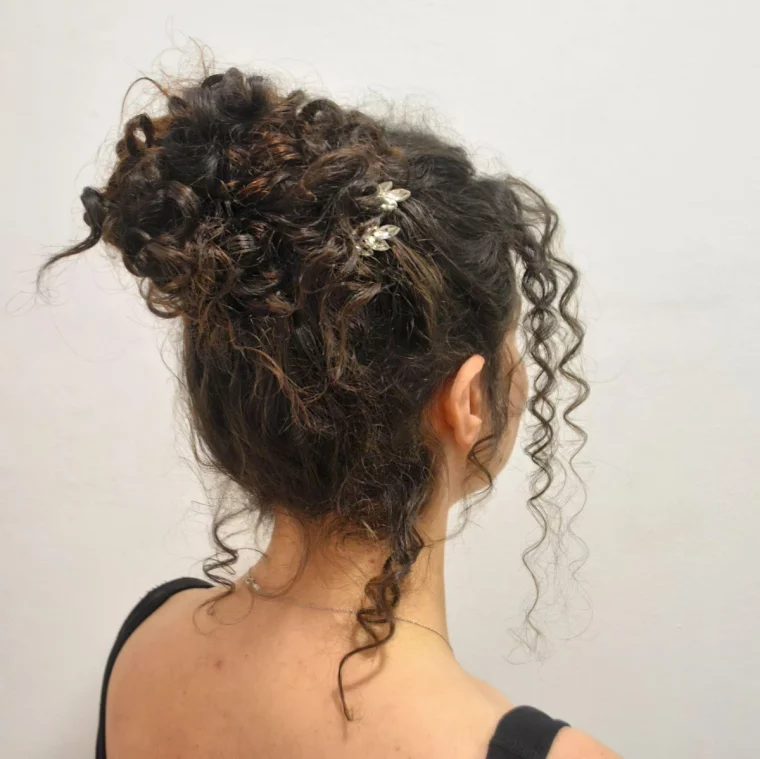 coiffure cheveux frises boucles longs chignon haut accessoire pince fleurs