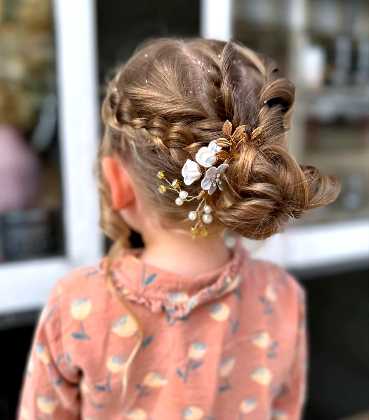 coiffure chignon bas petite fille mariage fleur dans les cheveux