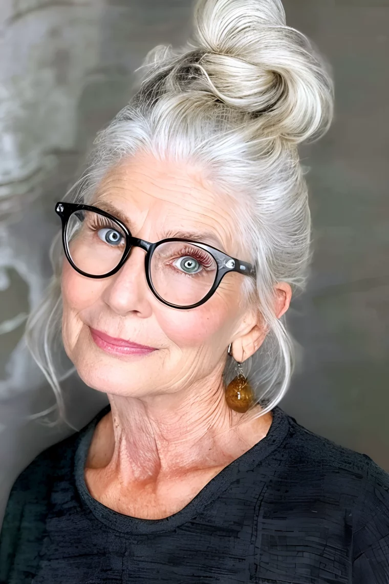 coiffure femme 60 ans avec lunettes cheveux fins et blancs