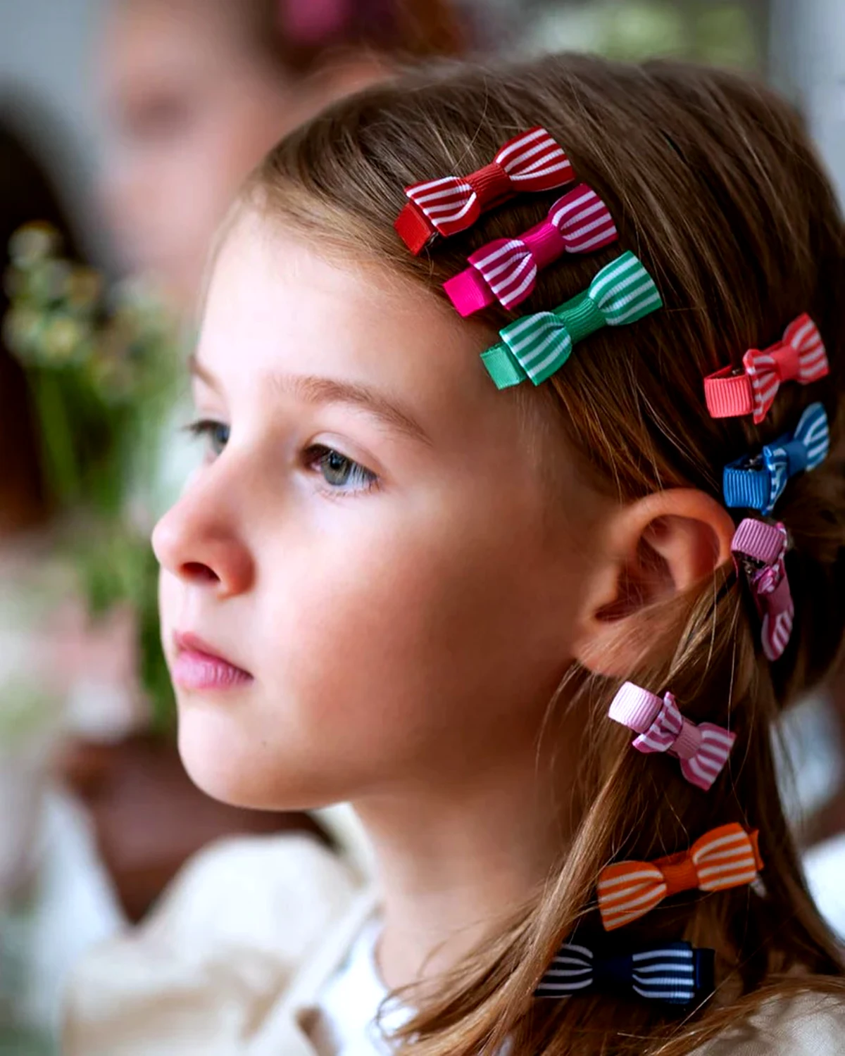 coiffure petite fille avec des accessoires