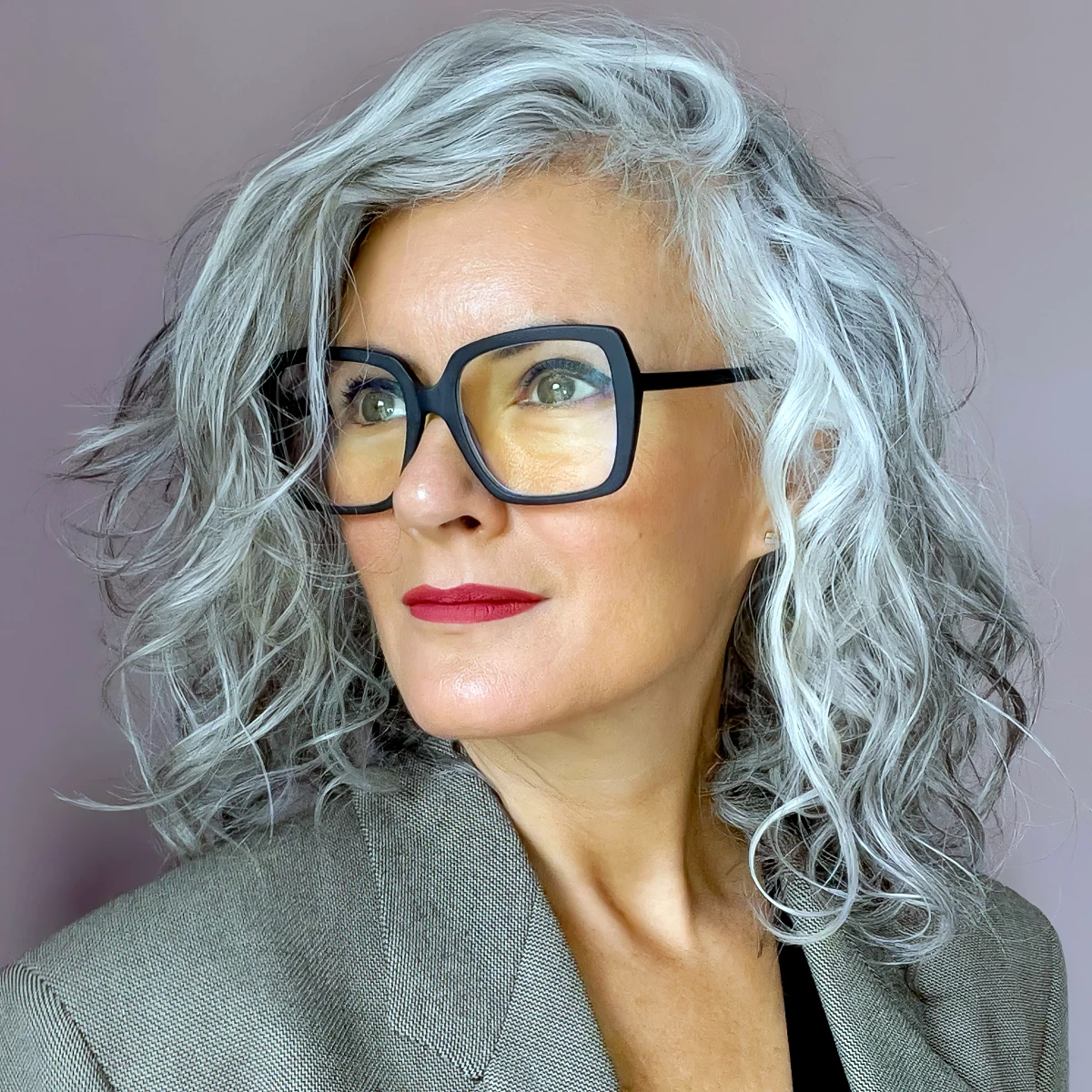 coiffure pour femmes de 60 ans avec lunettes cheveux gris