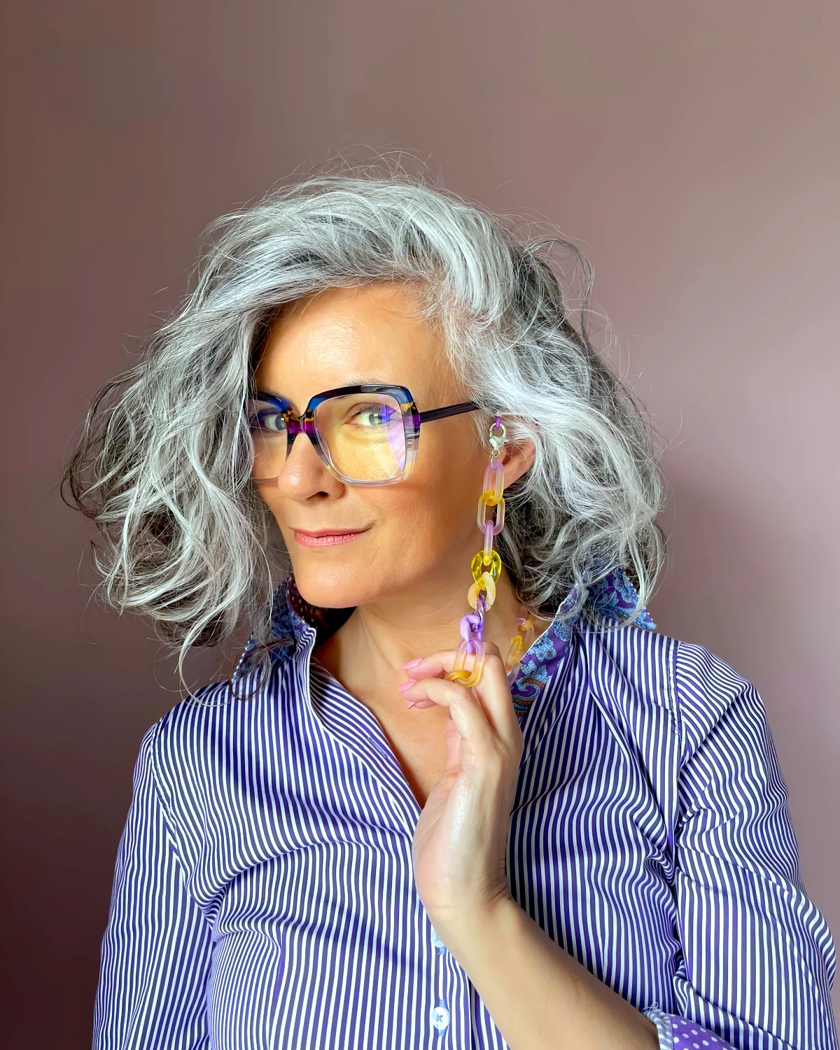 coiffures pour femme de 60 ans avec lunettes et cheveux gris