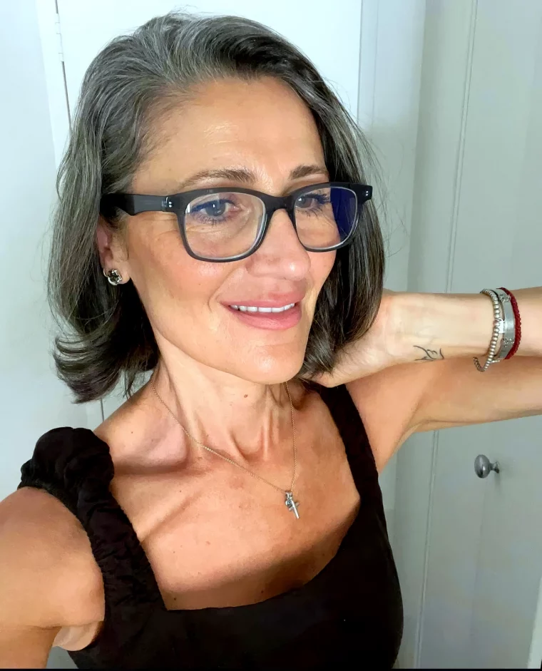 conseils pour cheveux fins femme 60 ans avec lunettes