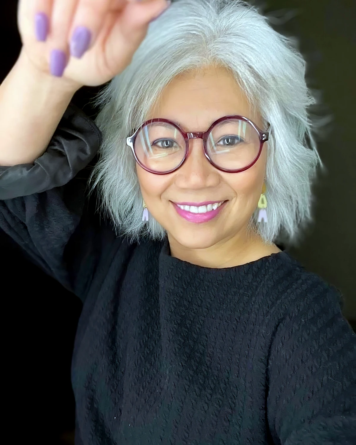 coupe de cheveux pour visage rond avec des lunettes femme 60 ans cheveux gris