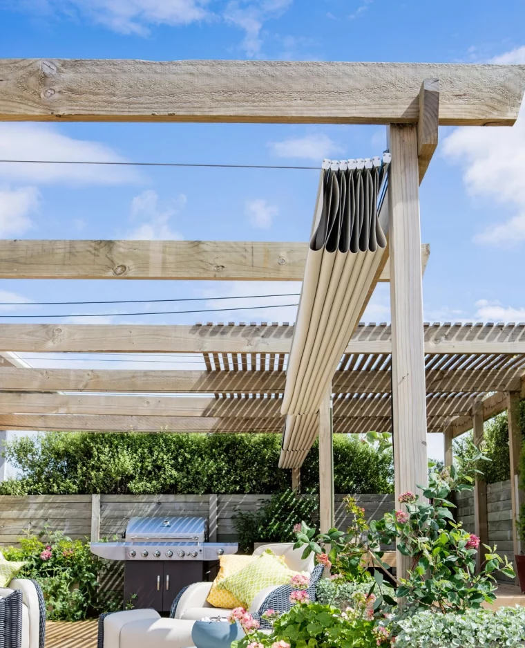 couvrir une terrasse avec auvent retractable structure bois plantes arbustes