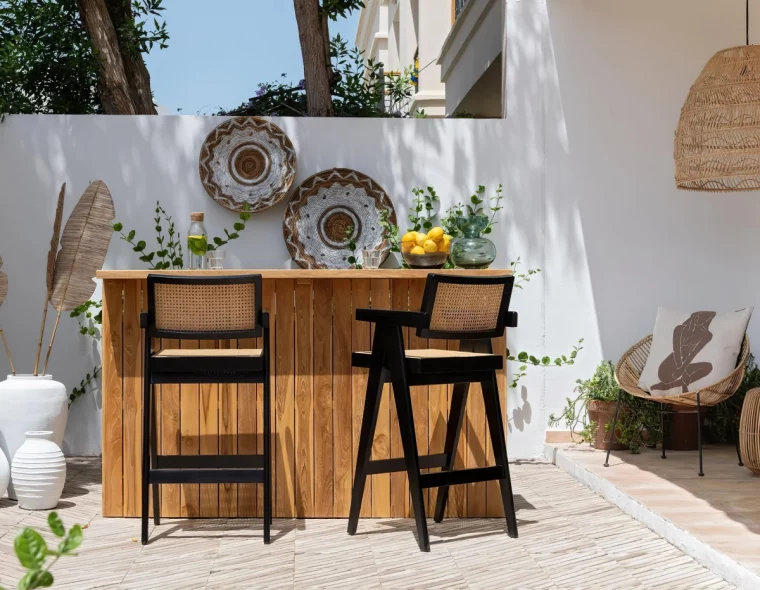 cuisine exterieure bois chaises noir et rotin deco murale paniers tresses