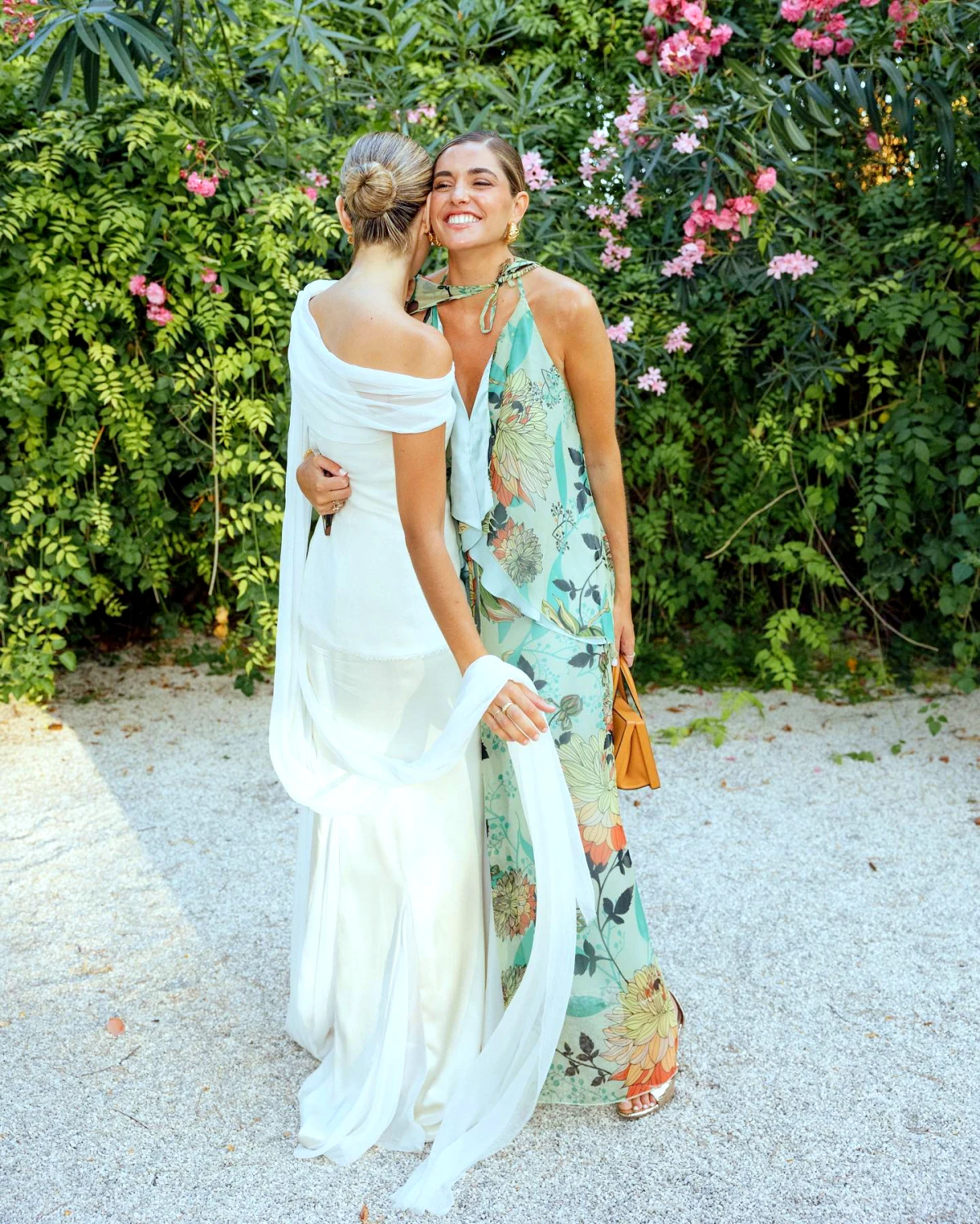 deux femmes elegantes robe longues et fluide pour invite mariage 2024