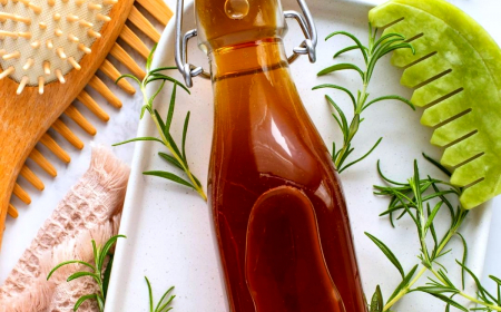 eau de romarin pour les cheveux bouteilles marron en verre brosse en bois