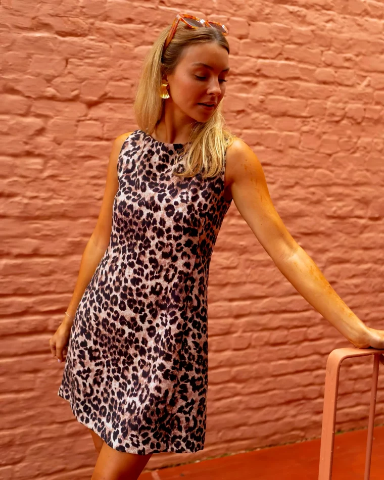 femme avec robe courte imprime leopard tendance 2024