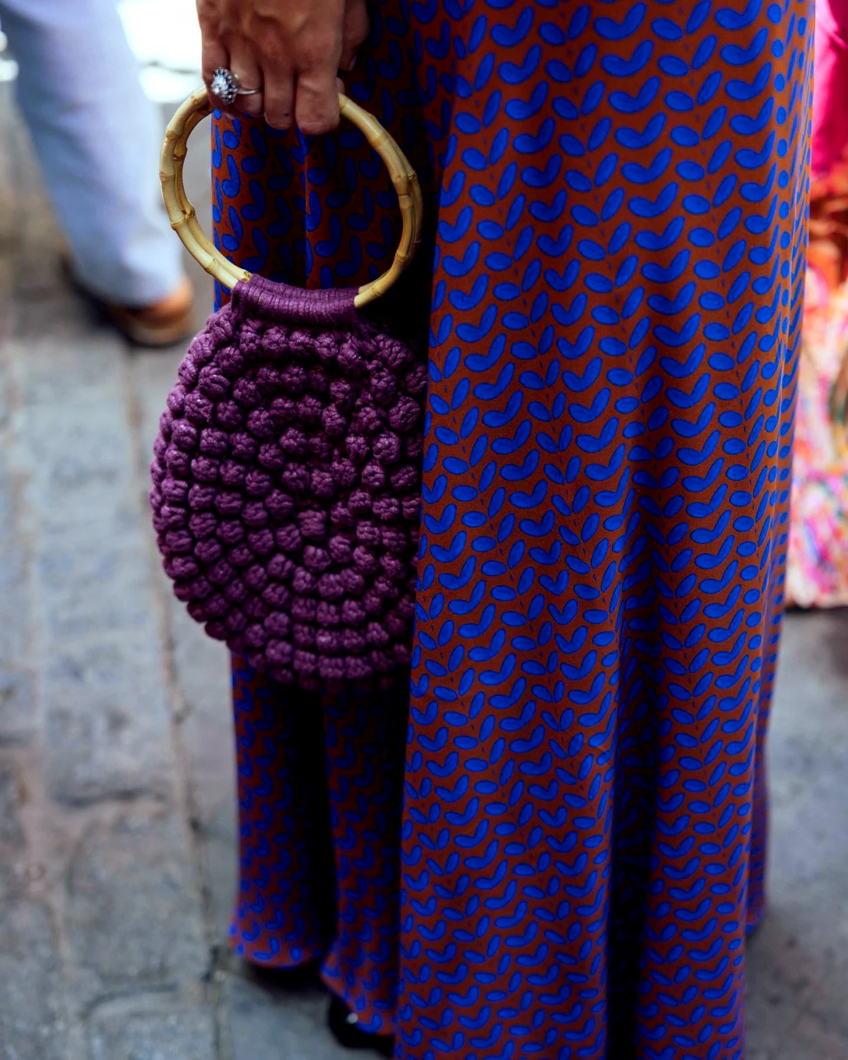 femme robe fonce un sac a main en tricot violet avec des poignes en bambou