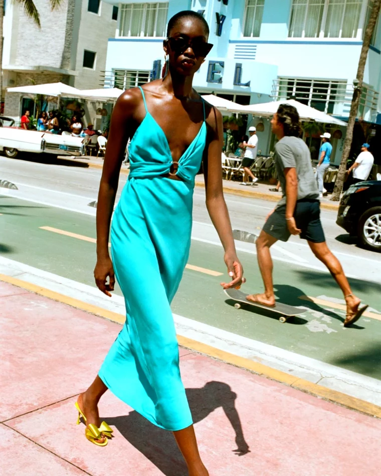 femme robe longue turquoise a bretelles fines tendances 2024
