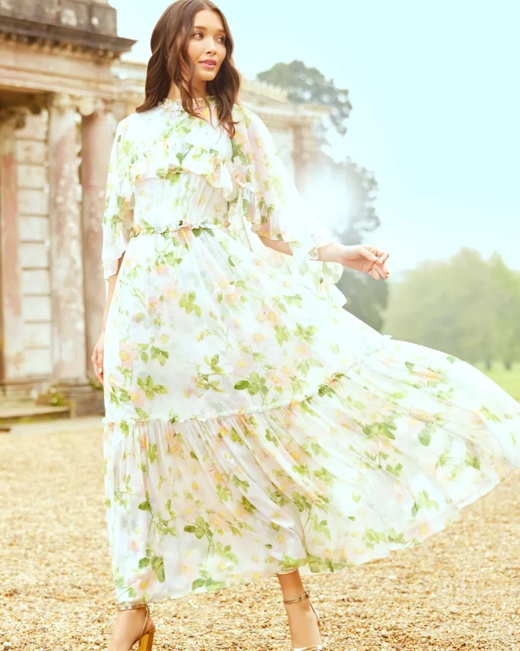 idee de look avec une robe longue imprime floral