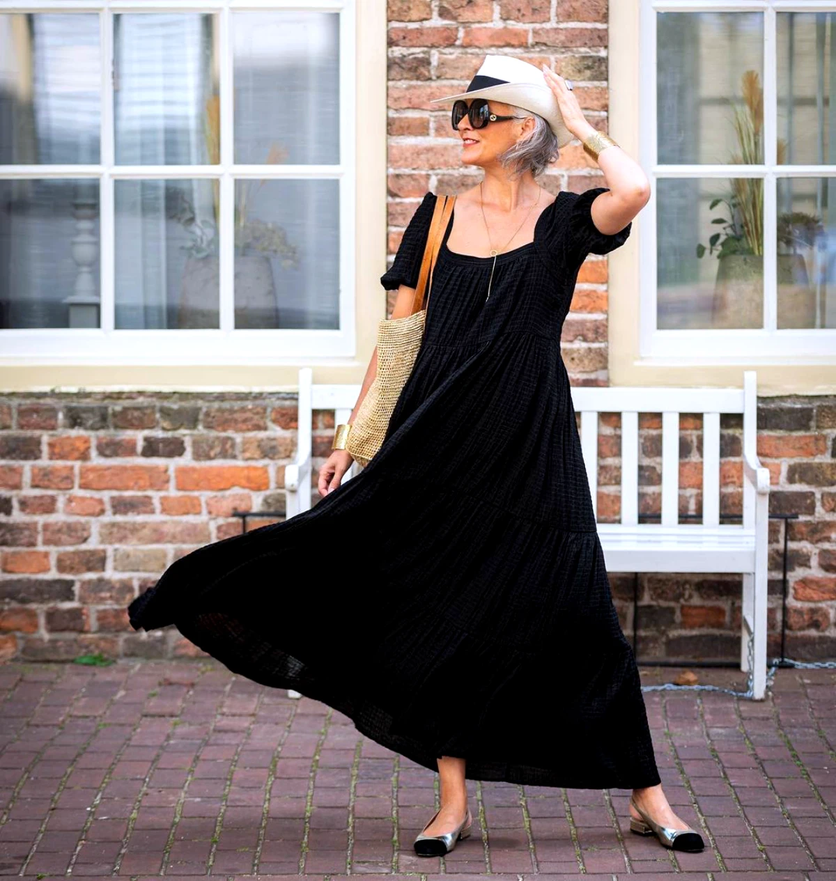 idee de look robe longue noire femme 60 ans