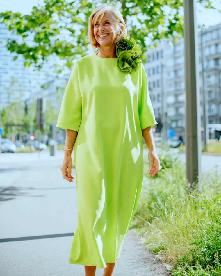 idee de robe fluide femme 60 ans invitee mariage couleur verte