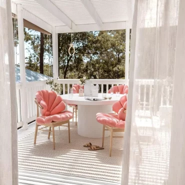 ombrager une terrasse avec rideaux blancs transparents toit bois blanc
