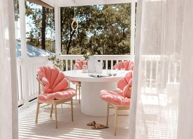 ombrager une terrasse avec rideaux blancs transparents toit bois blanc