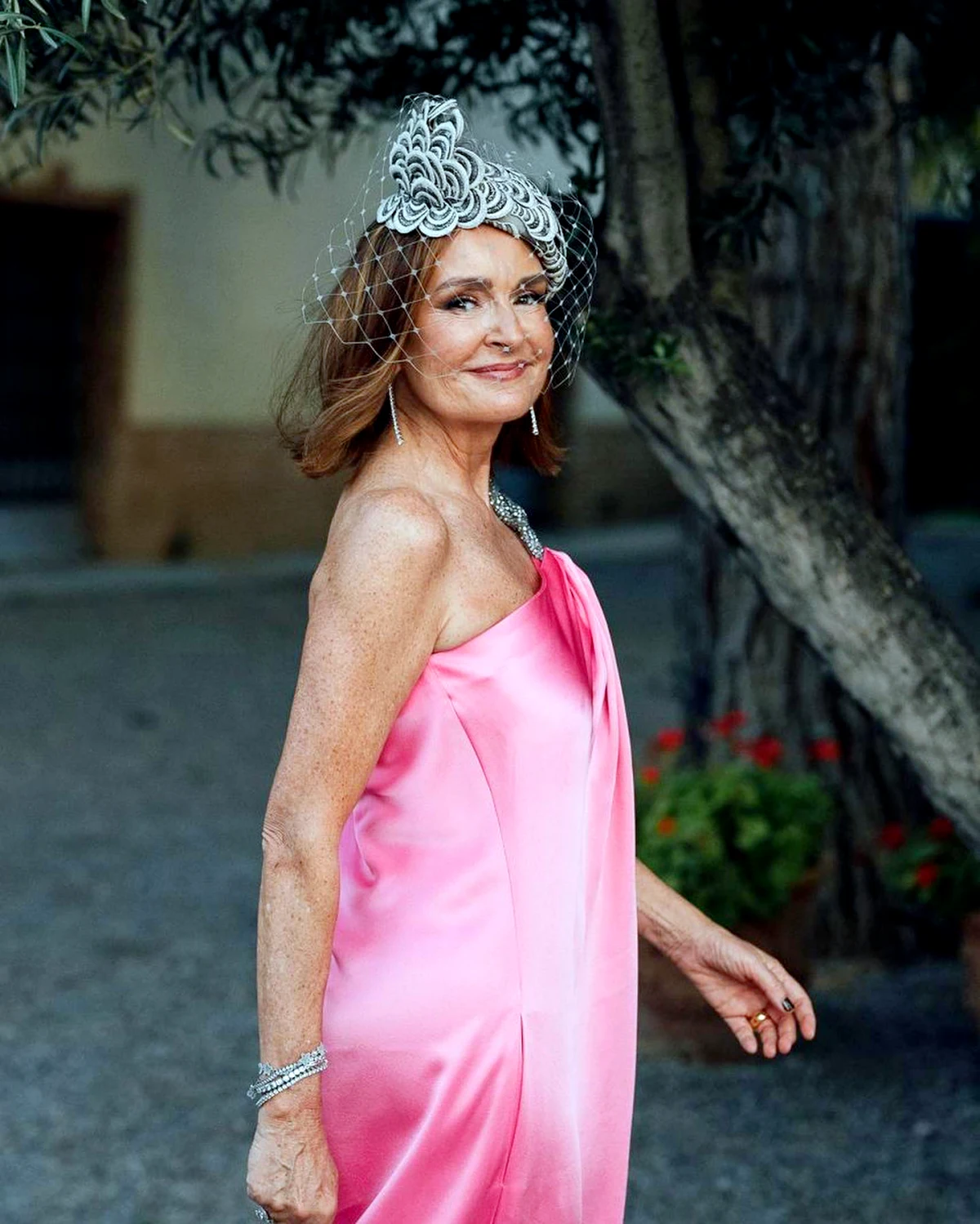 robe de ceremeonie pour femme de 50 ans rose moderne avec un voile