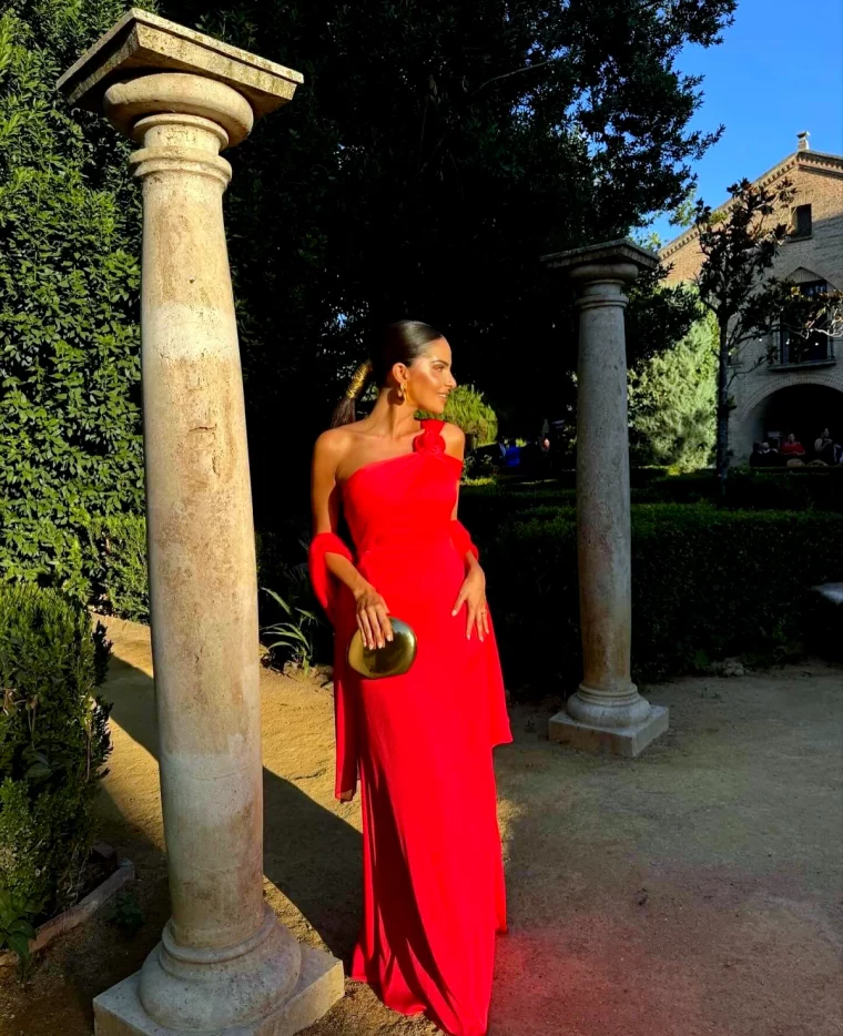 robe de soiree asymetrique rouge femme modele tendance 2024