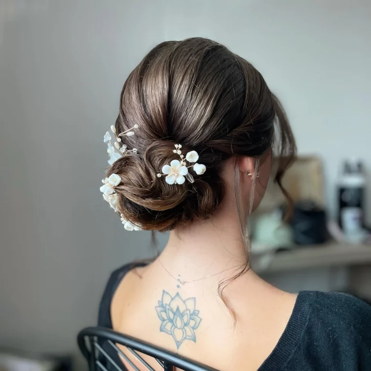 tatouage dos femme lotus coiffure cheveux attaches chignon fleurs blanches pinces