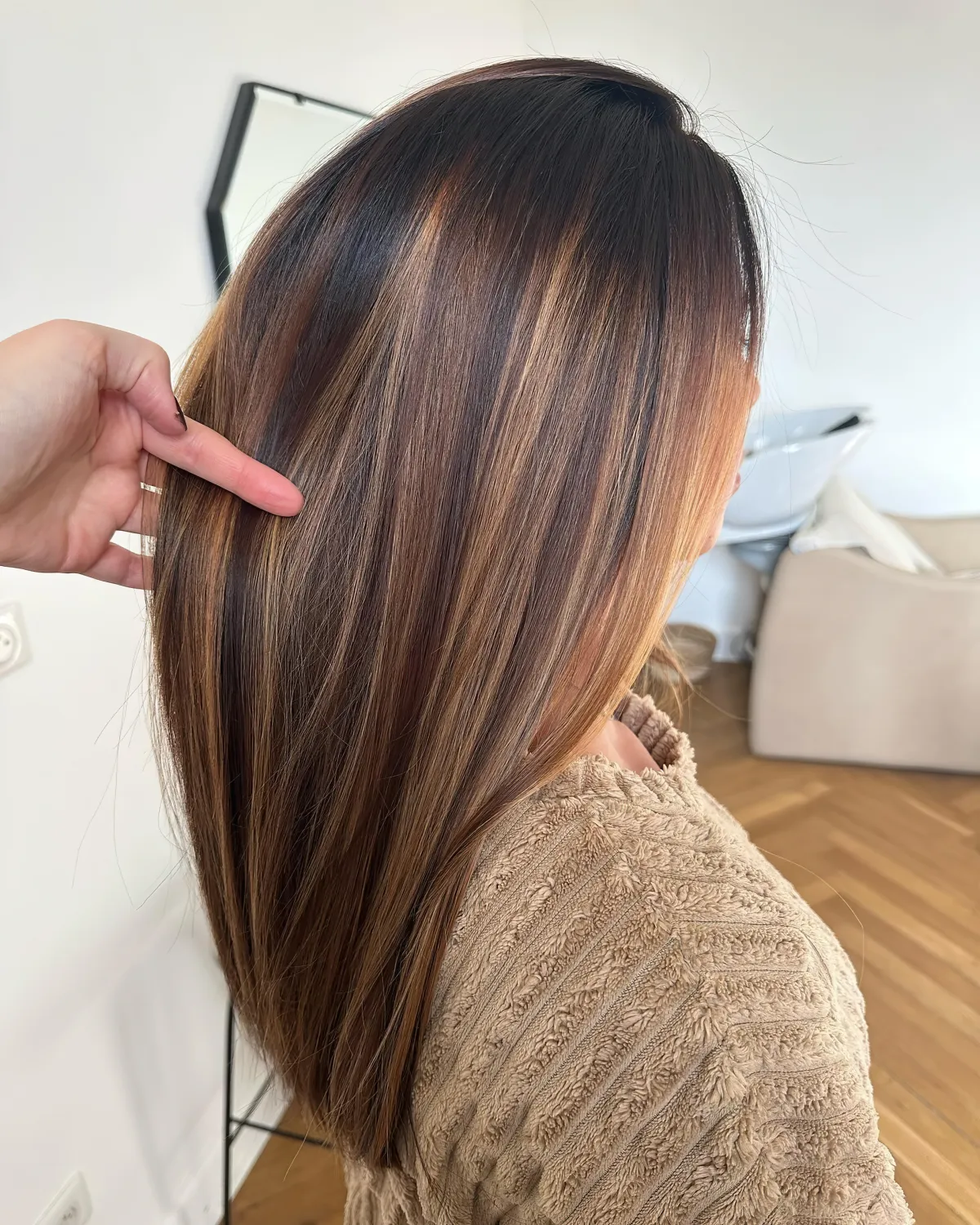 balayage chocolat noisette sur cheveux mi longs lisses