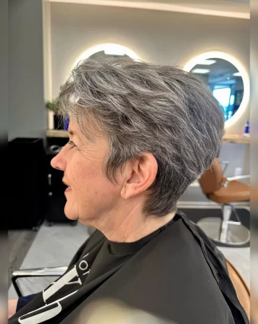 cheveux gris coupe courte effilee femme 60 ans poivre et sel coloration