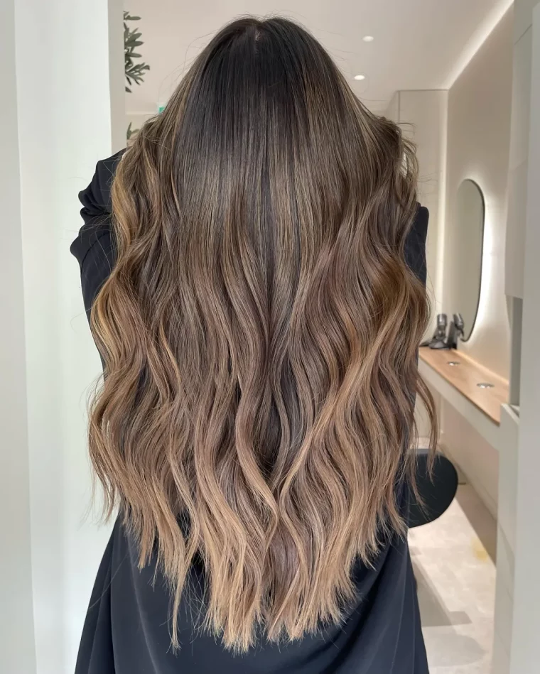 cheveux longs ondules coloration marron glace