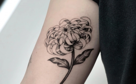 chrysantheme tattoo petit dessin bras petales feuilles