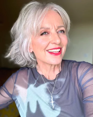 coiffure moderne cheveux gris femme 70 ans