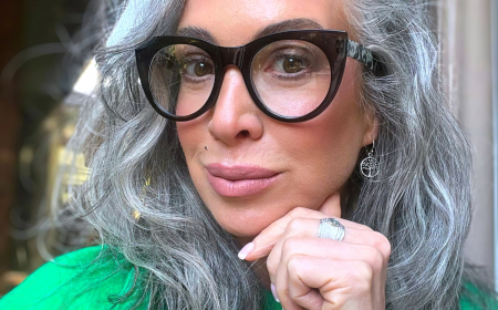 coiffure pour cheveux epais gris femme avec lunettes noires top vert