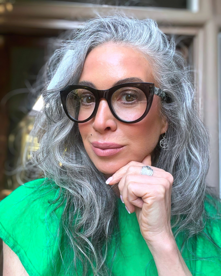 coiffure pour cheveux epais gris femme avec lunettes noires top vert