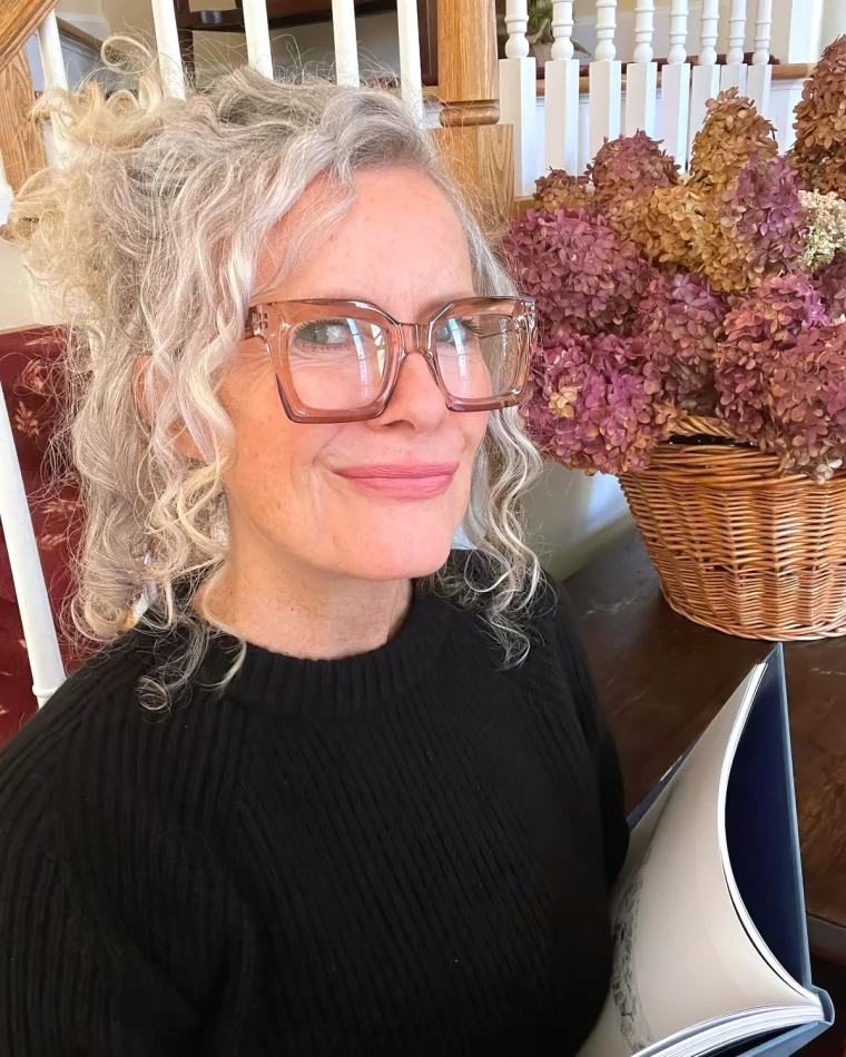 coiffure tendance pour cheveux epais femme 50 ans lunettes marrons