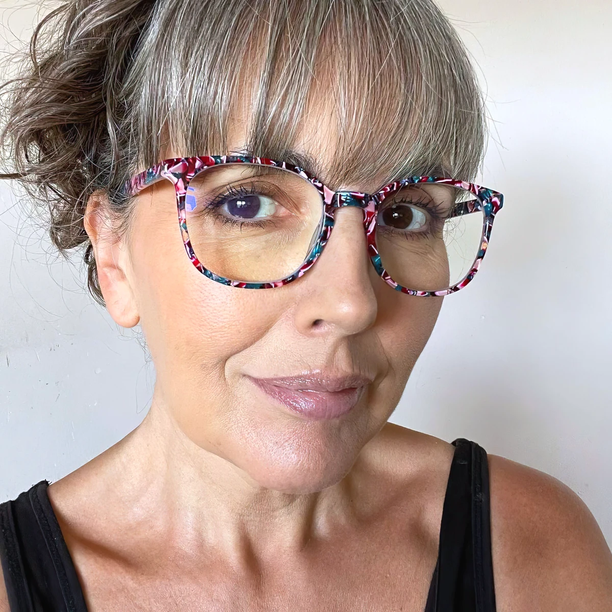 coupe de cheveux femme 50 ans avec lunette frange 