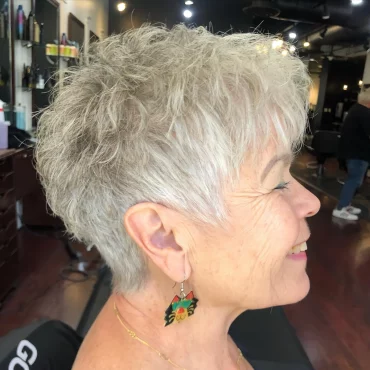 coupe pixie femme 60 ans cheveux blancs gris couches