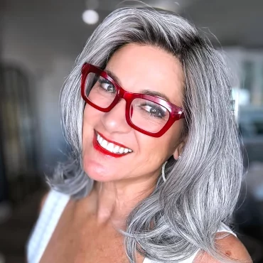 coupes mi longue femme cheveux epais 50 ans avec lunettes