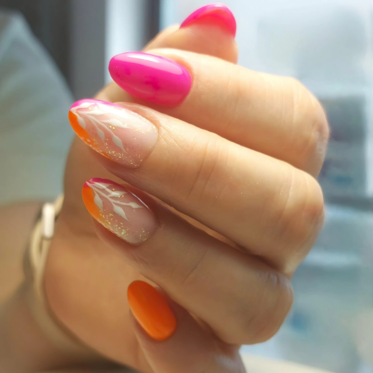 deco ongle orange fluo rose french en couleur dessin feuilles blanches