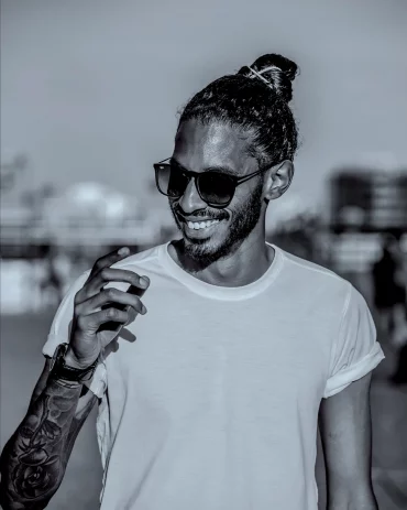 homme photo noir et bmanc coupe tendance 2024 man bun