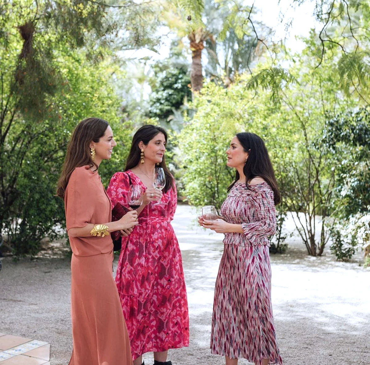 idee de robe invitee mariage boheme chic trois femmes robes differentes