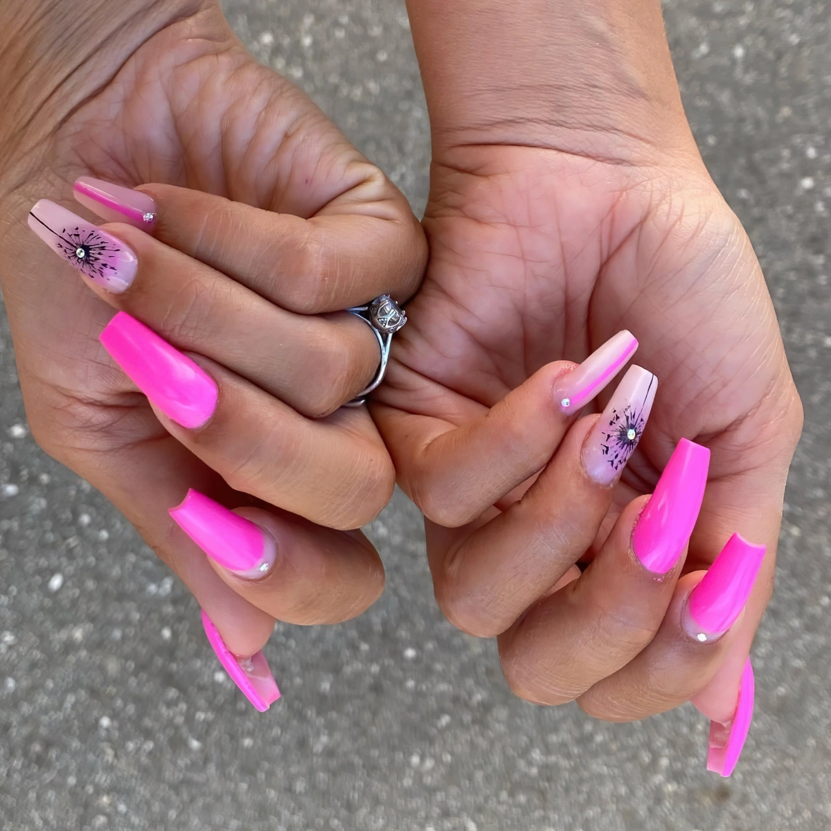 idee ongles rose fluo longs dessin fleur base vernis rose laiteux