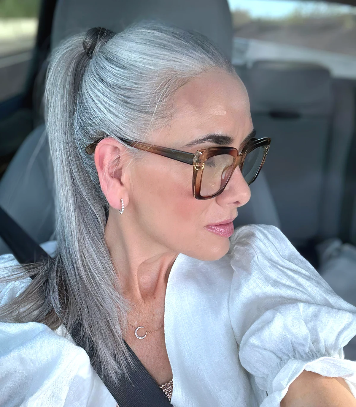 lunettes et coiffures femme cheveux gris longs