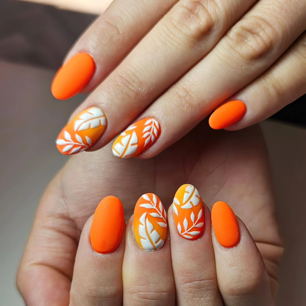 nail art orange fluo vernis deco ongles motifs fleurs