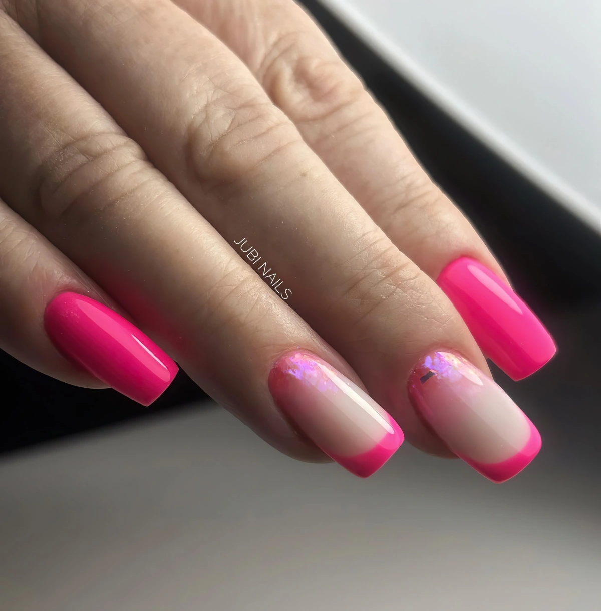 ongle en gel rose fluo et paillette french manucure en couleur