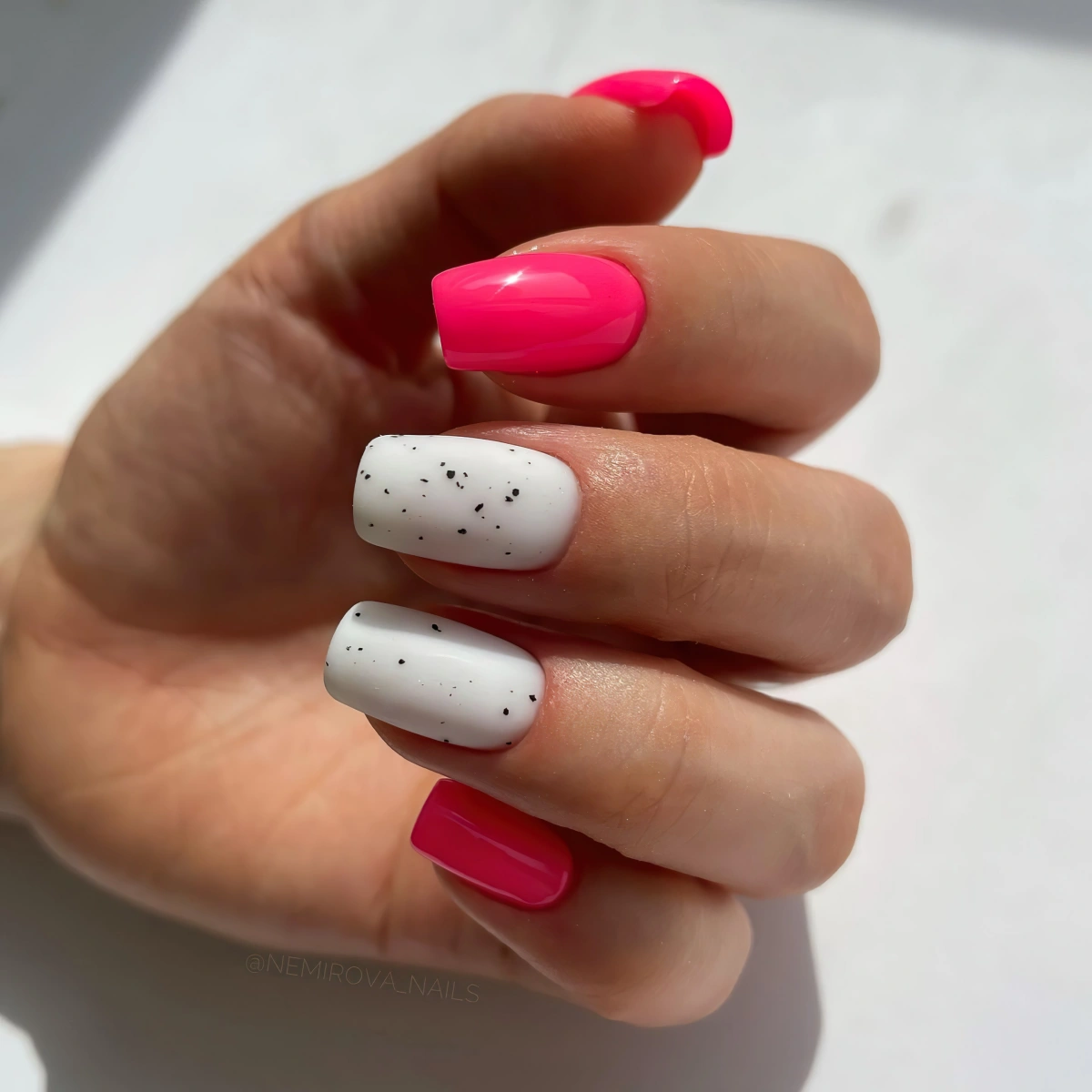 ongle rose fluo et blanc finition mate vernis a effet peinture noire