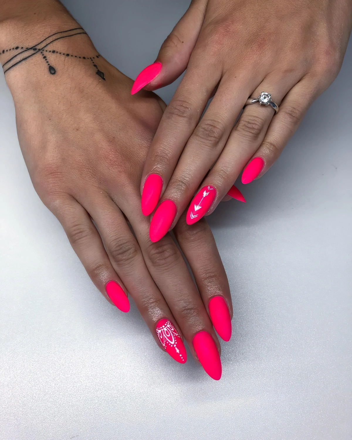 ongle rose fluo long nail art mandala dessin details blancs lignes dots