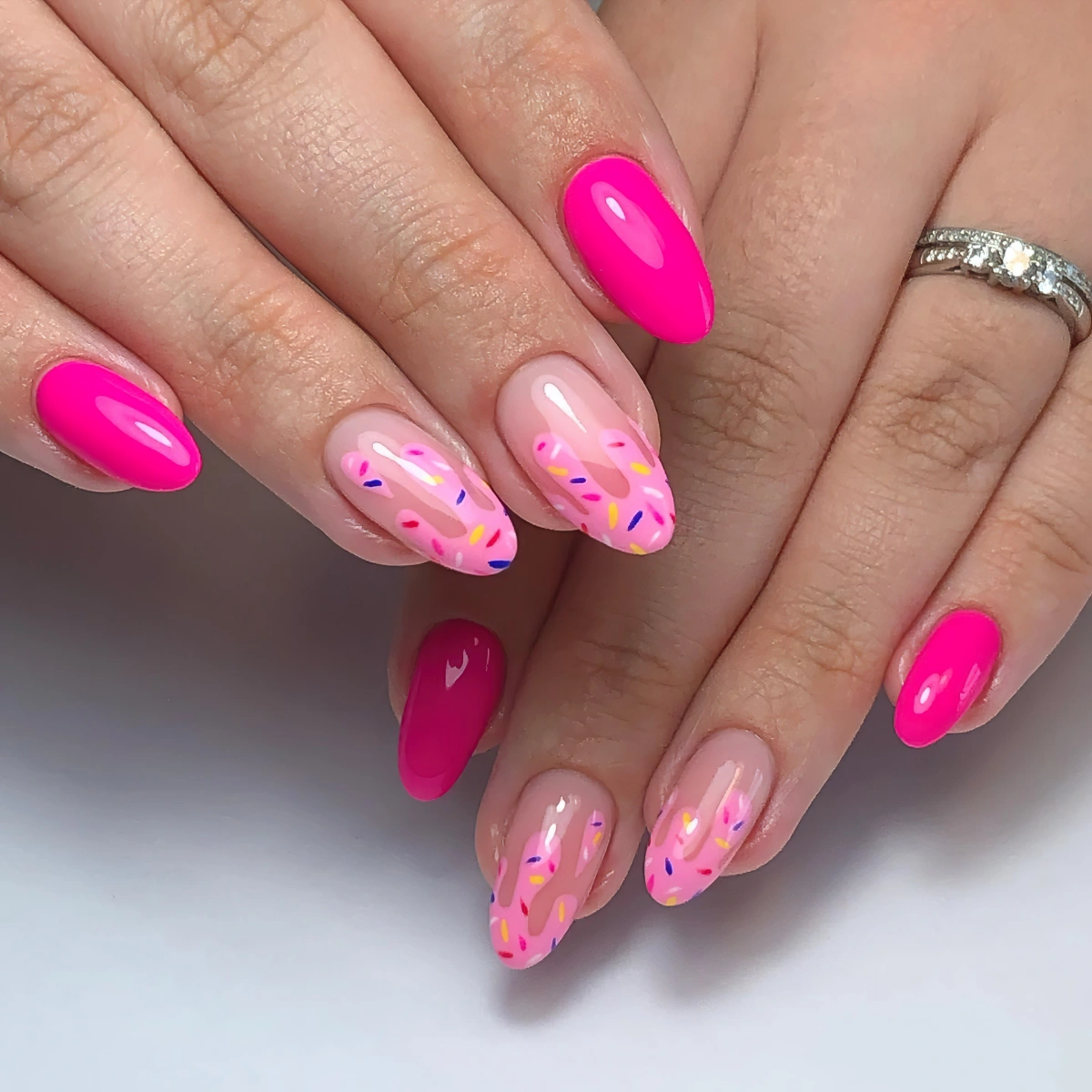 ongle rose fluo nail art dessin motifs confettis rose clair