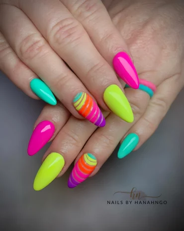 ongles arc en ciel vernis neon manucure fluo nail art